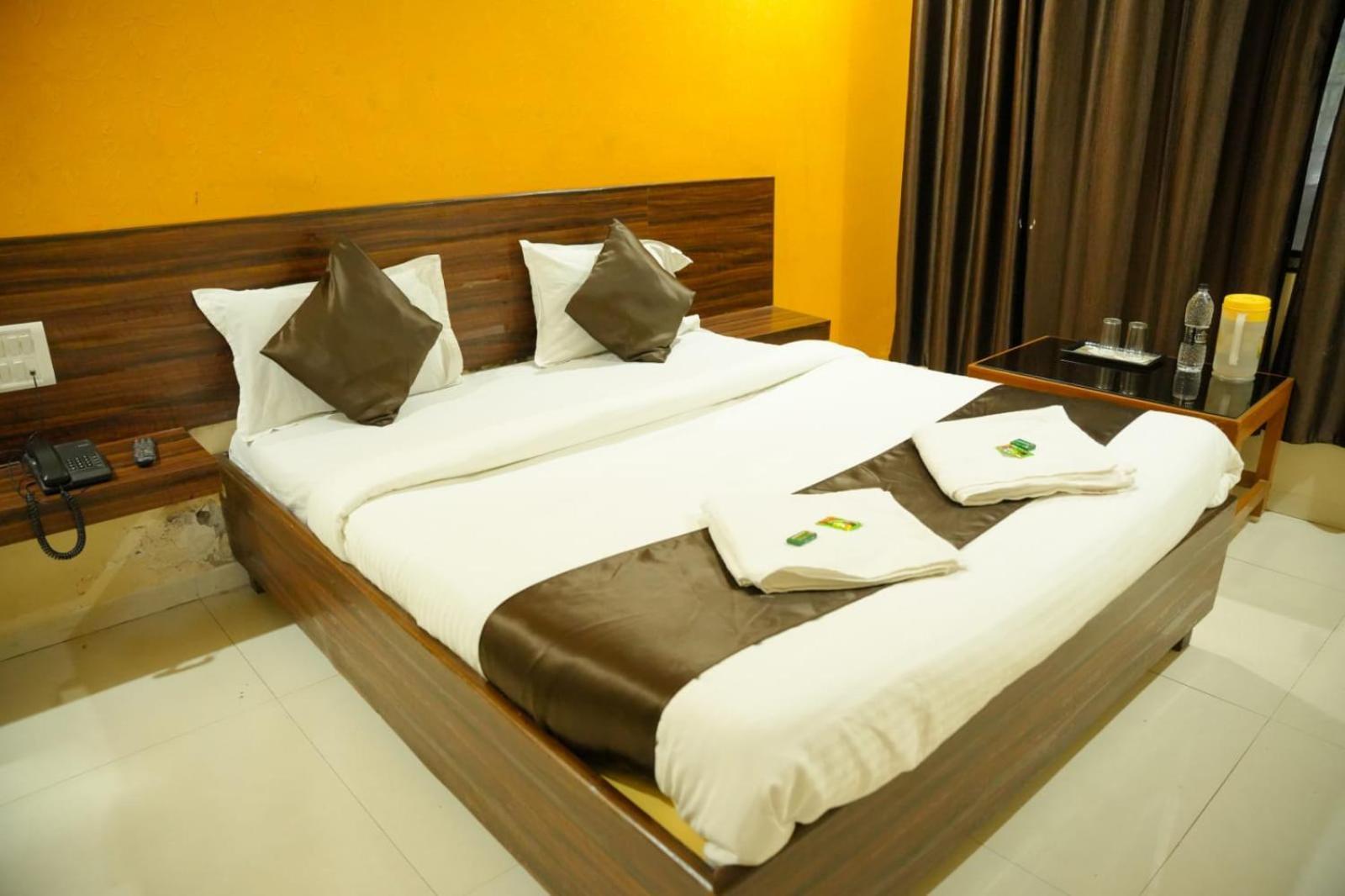 Hotel Sachidanand Ширди Екстериор снимка