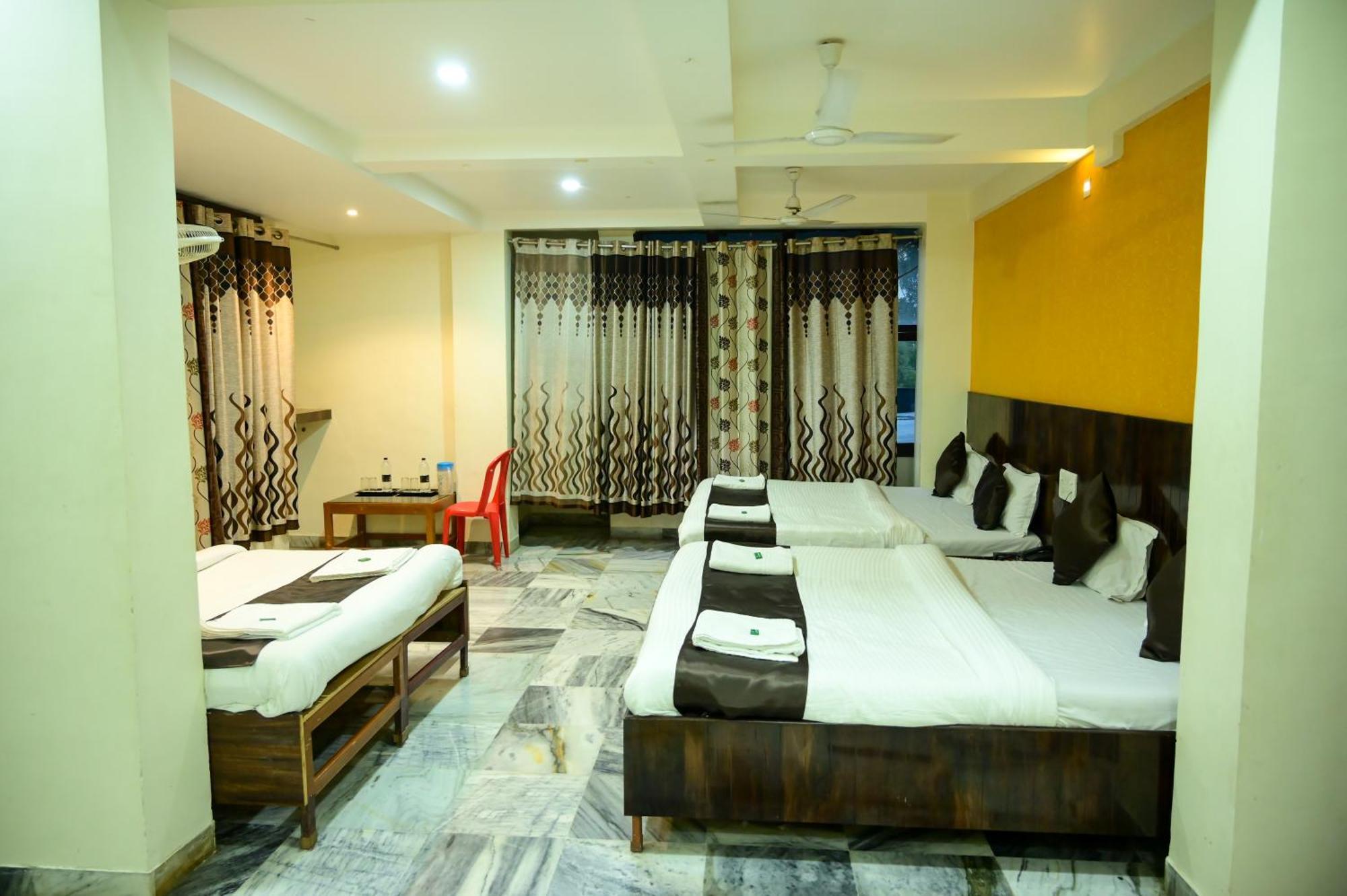 Hotel Sachidanand Ширди Екстериор снимка
