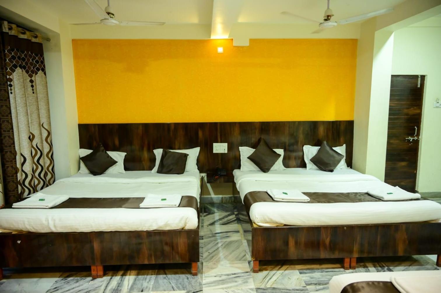 Hotel Sachidanand Ширди Екстериор снимка