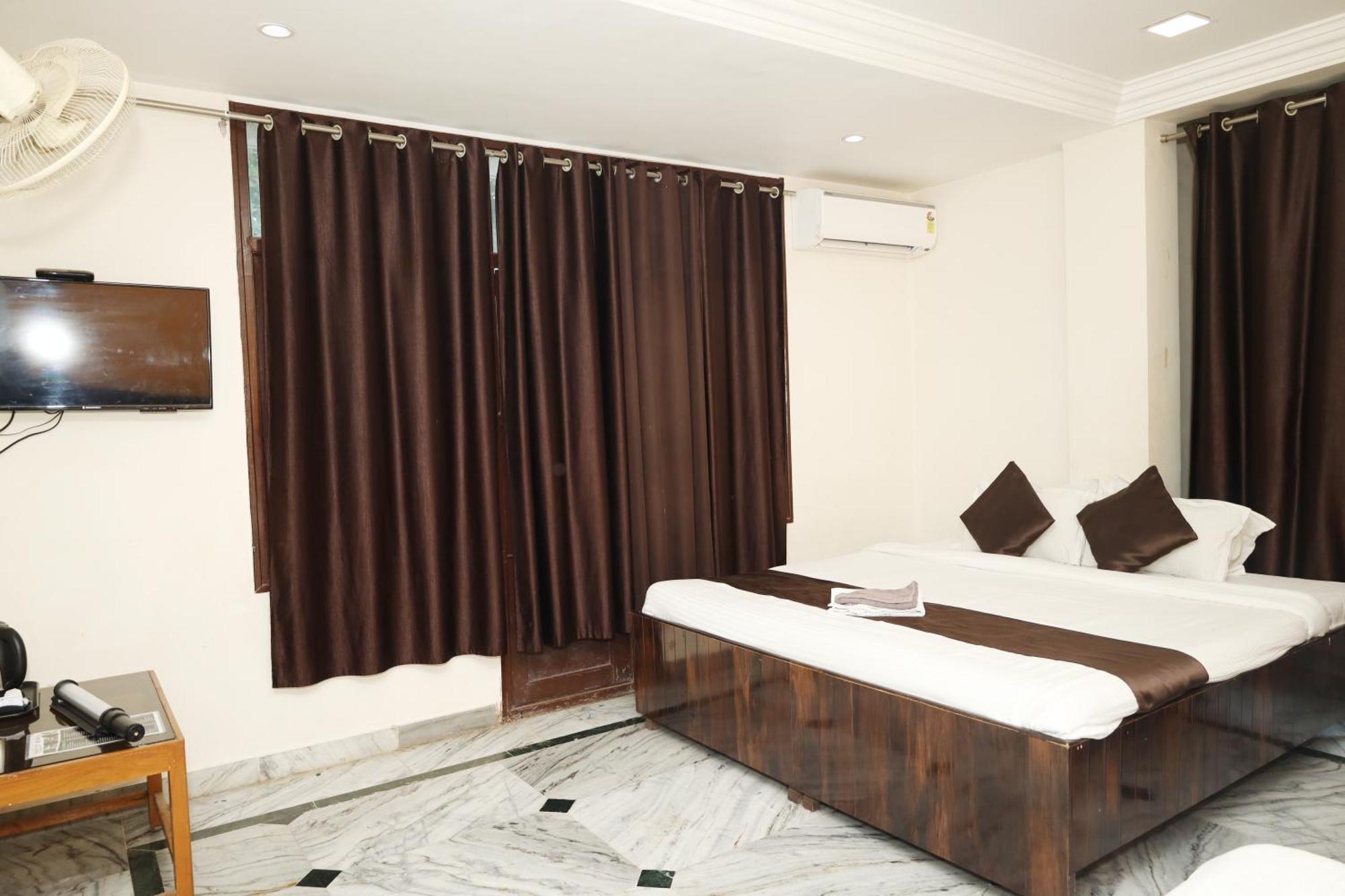 Hotel Sachidanand Ширди Екстериор снимка