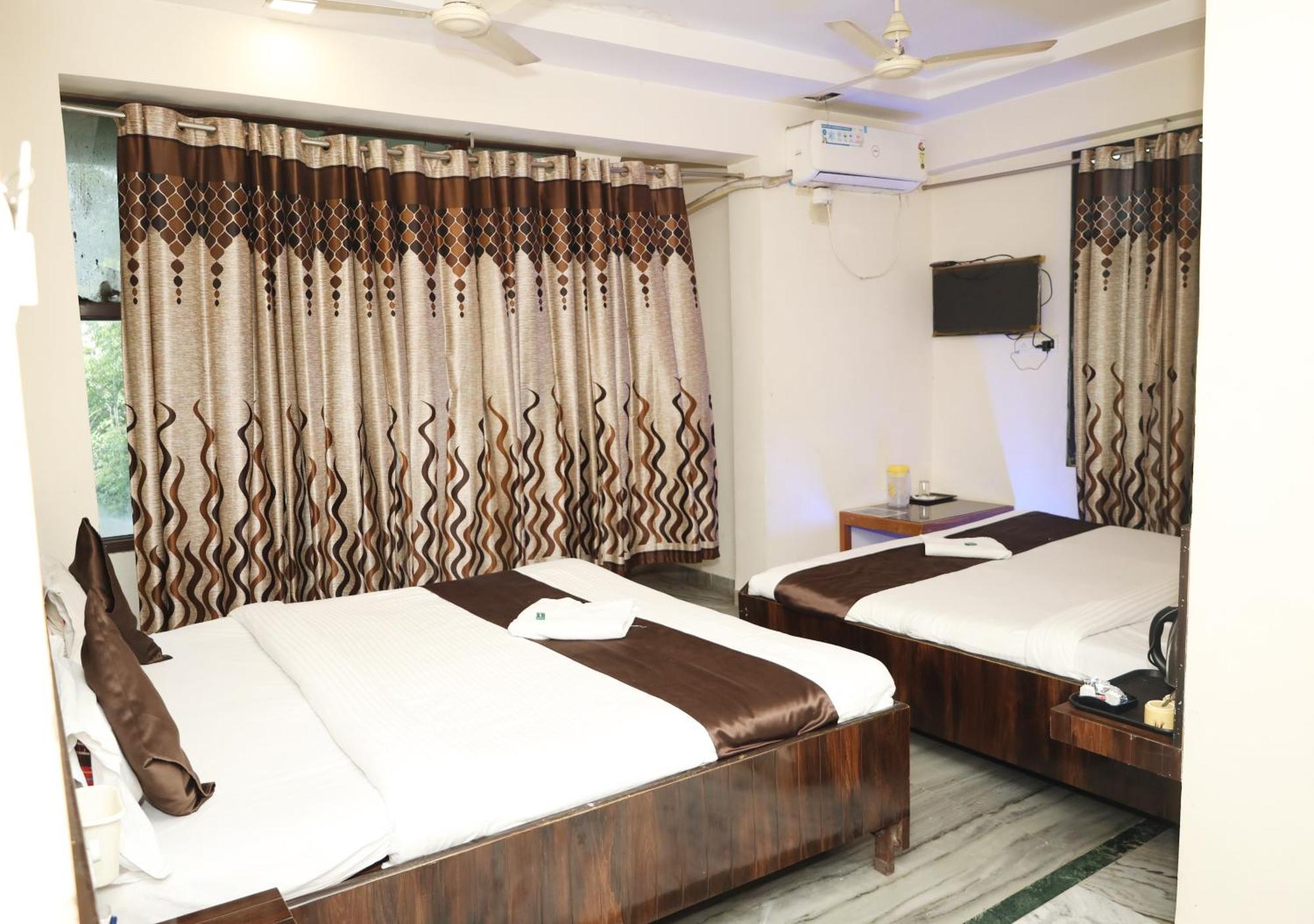 Hotel Sachidanand Ширди Екстериор снимка