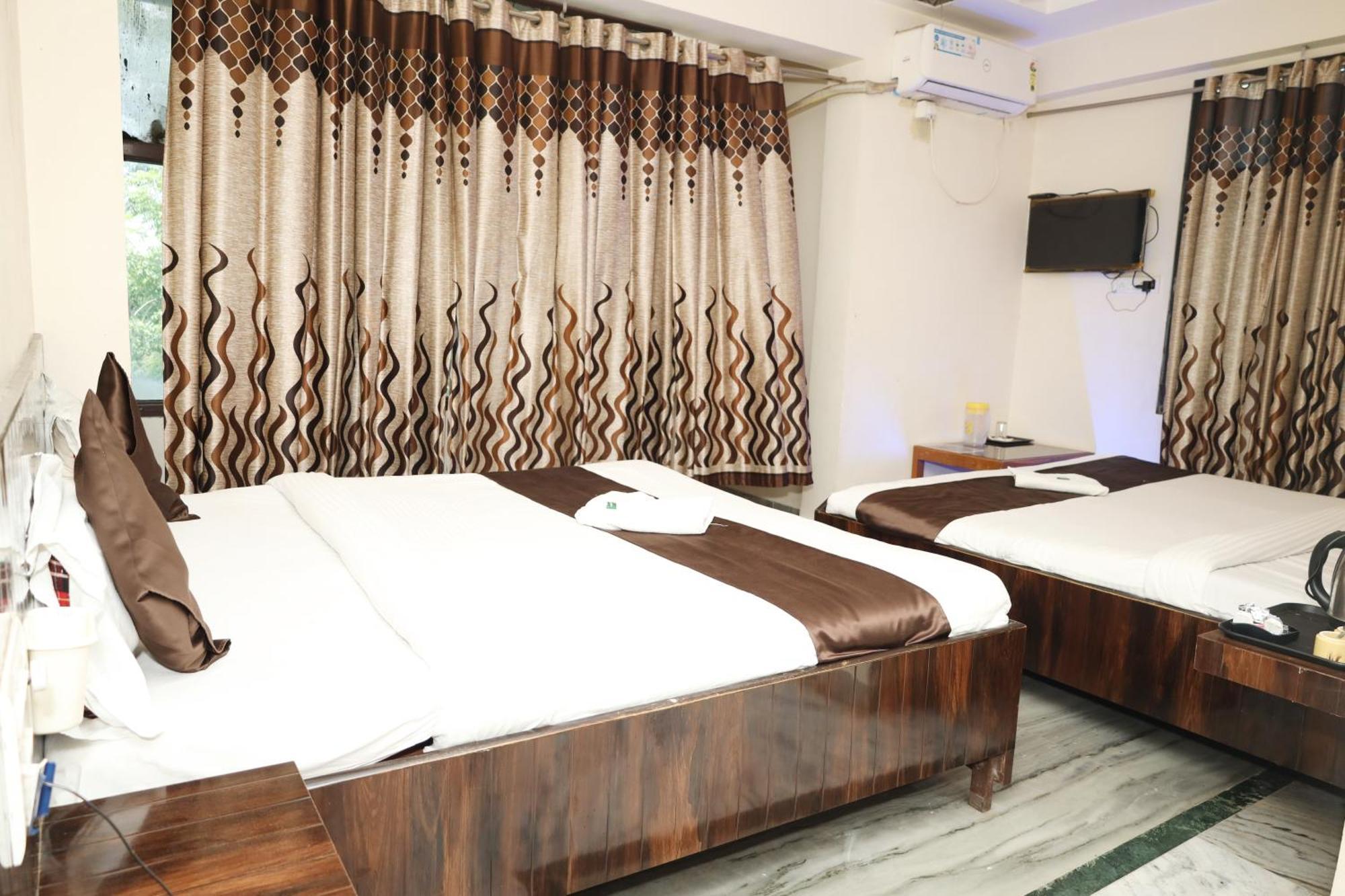 Hotel Sachidanand Ширди Екстериор снимка