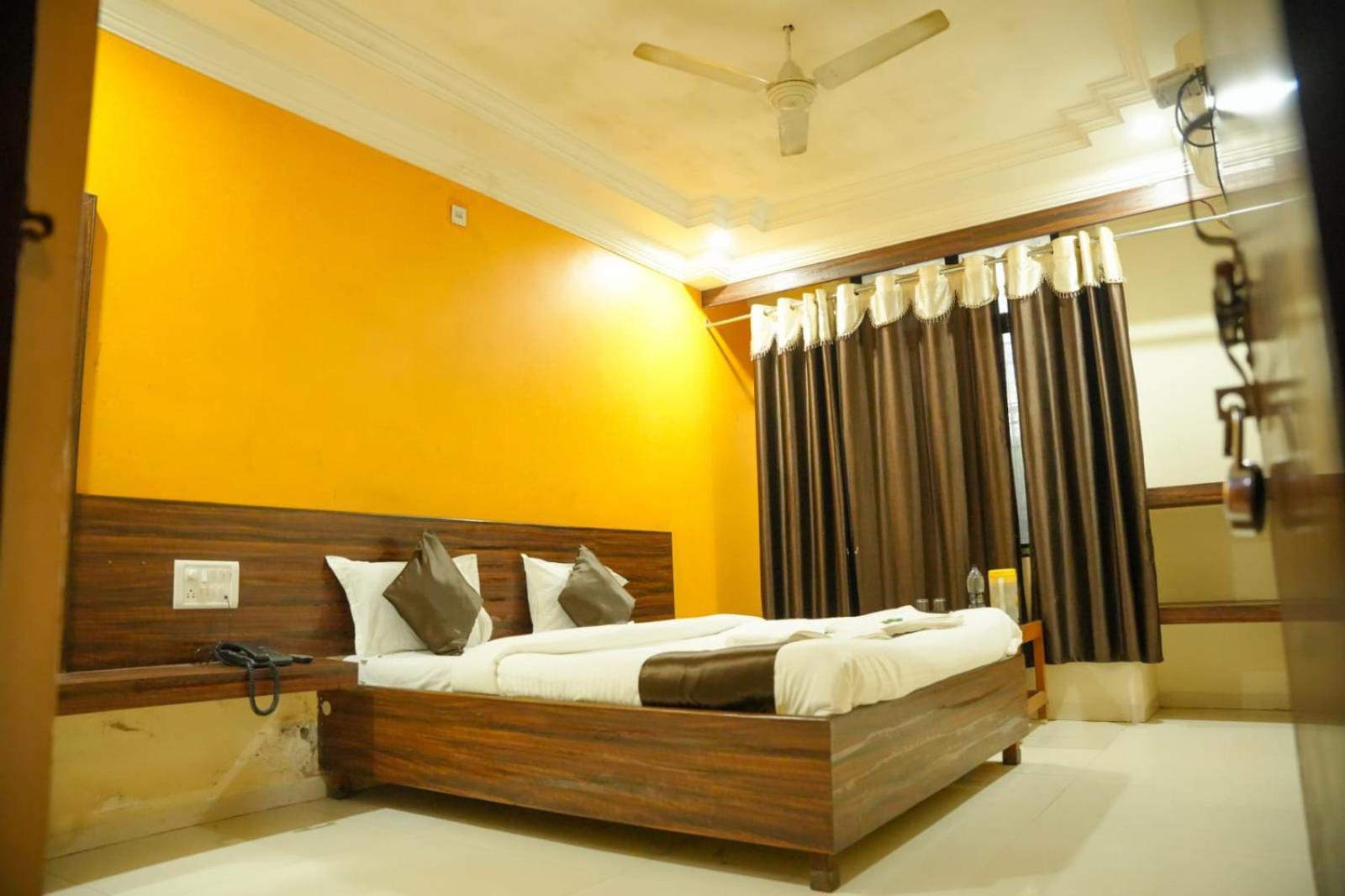 Hotel Sachidanand Ширди Екстериор снимка