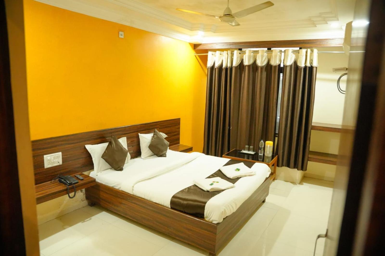 Hotel Sachidanand Ширди Екстериор снимка