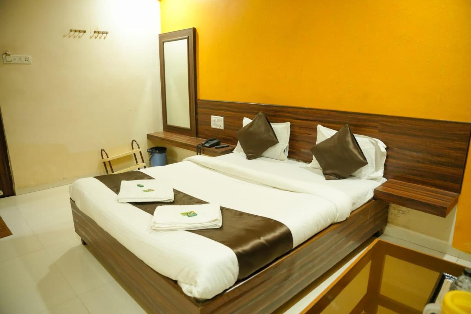 Hotel Sachidanand Ширди Екстериор снимка