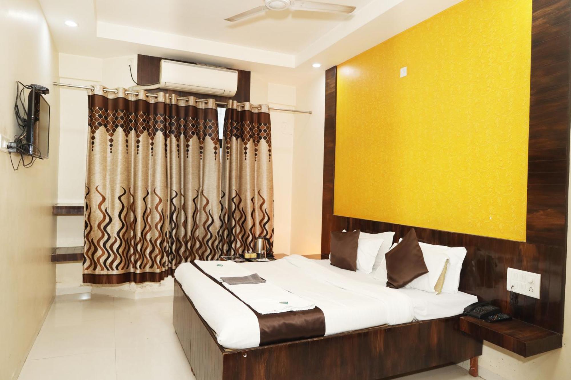 Hotel Sachidanand Ширди Екстериор снимка