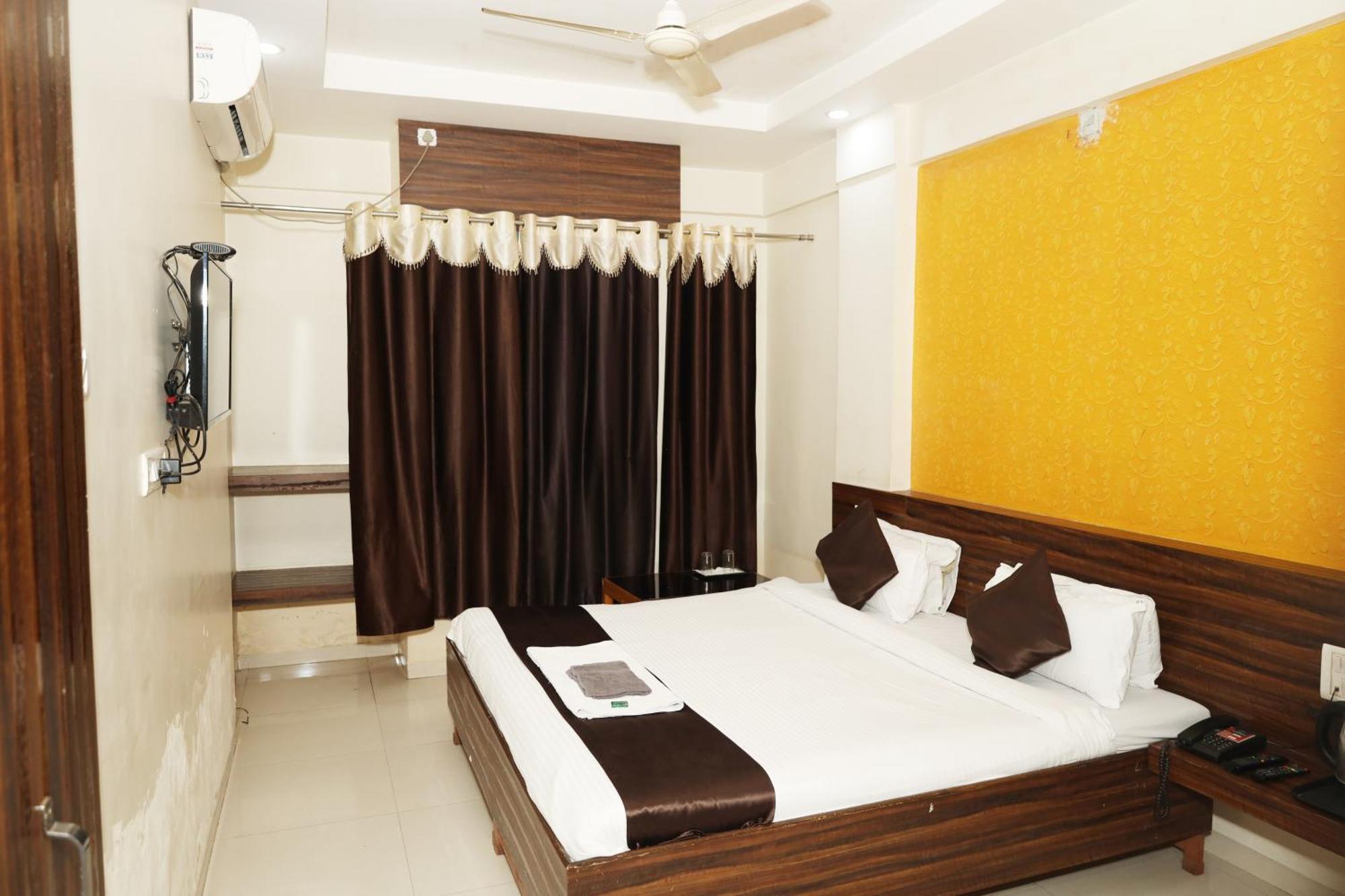 Hotel Sachidanand Ширди Екстериор снимка