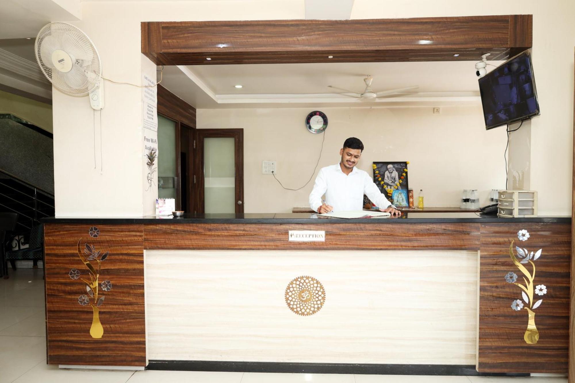 Hotel Sachidanand Ширди Екстериор снимка