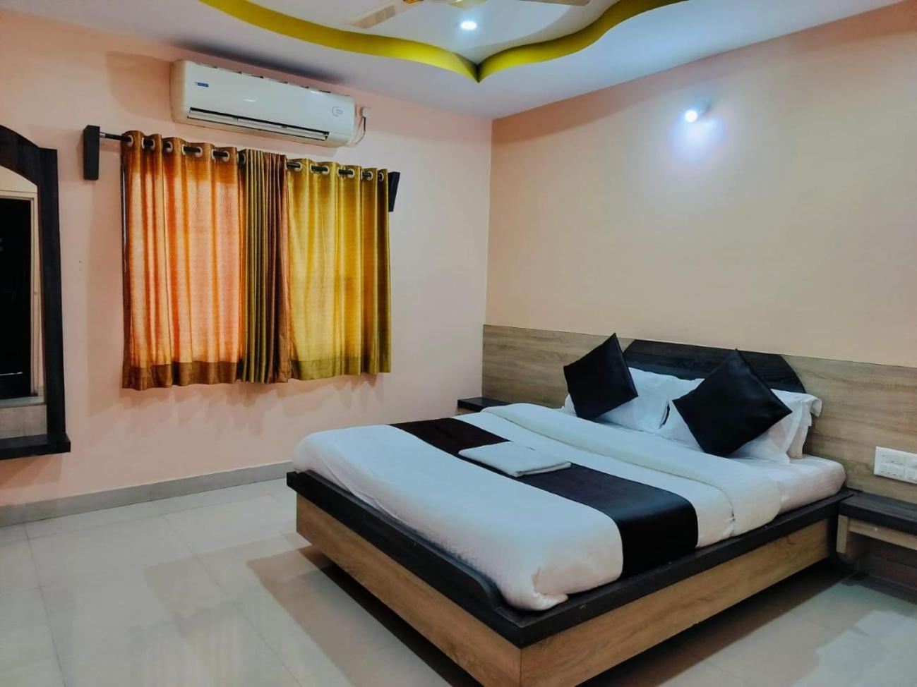 Hotel Sachidanand Ширди Екстериор снимка